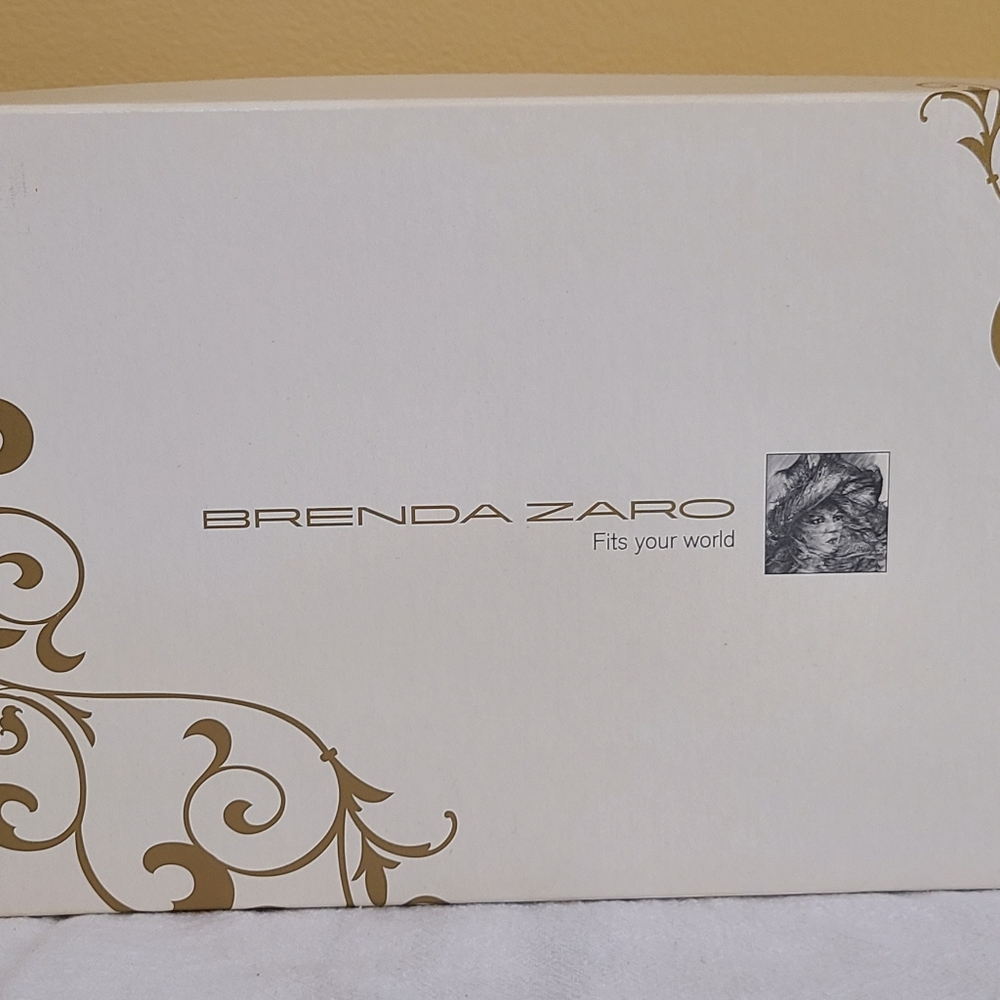 Brenda Zaro black suede pump V cut size 8 - Picture 2 of 7